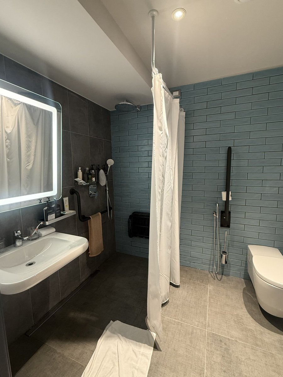 これはどうやってシャワーを浴びたら
床が水浸しにならずに済むのか…
オリンピックの課題が
また一つできてしまった…

皆様。良い方法求む。