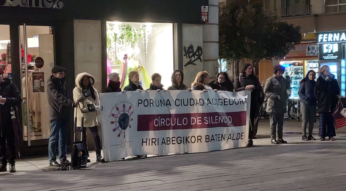 ⭕️ Convocatoria  Círculo de Silencio de #VitoriaGasteiz ⭕️

¿Os creéis de verdad que las Instituciones hacen políticas centradas en las personas y dejan a la intemperie a casi 200 personas que no tienen techo, ni comida, ni...?

🗓️ 5 de febrero | 20:00h
📍Plaza General Loma