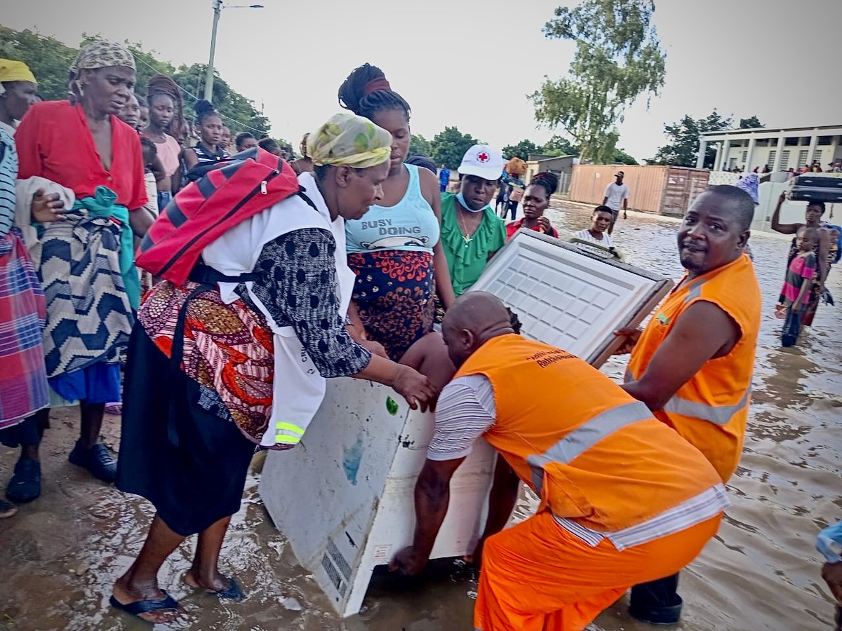 When floodwaters made the roads impassable in Chókwè, <a href="/Red_Cross_Moz/">Cruz Vermelha de Moçambique - CVM</a> volunteer Lina Novela found another way.

With a pregnant woman already in labour and no safe access, Lina improvised a “fridge boat” to move her through the floodwaters to a health unit in the city centre. She