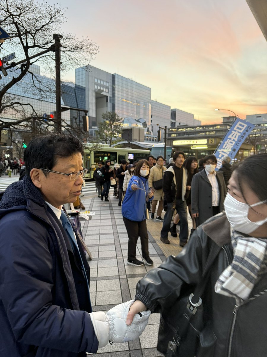 ProfShimada's tweet photo. いま京都駅前。
《比例は日本保守党》 https://t.co/po4GvUMJUb