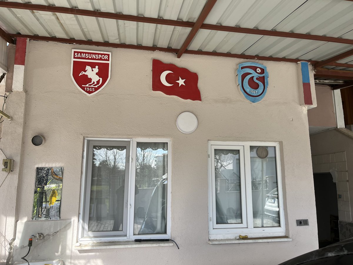 🇹🇷Aynı bayrak altında, aynı bölgede saygı ve sevgi çerçevesinde, şehrinin takımını destekleyenlere selam olsun. 

Not: Bu görüntü Samsun’dan. Sahada ezeli rekabet, dışarıda dostluk iki takımada başarılar. 🔴⚪️👊🏻