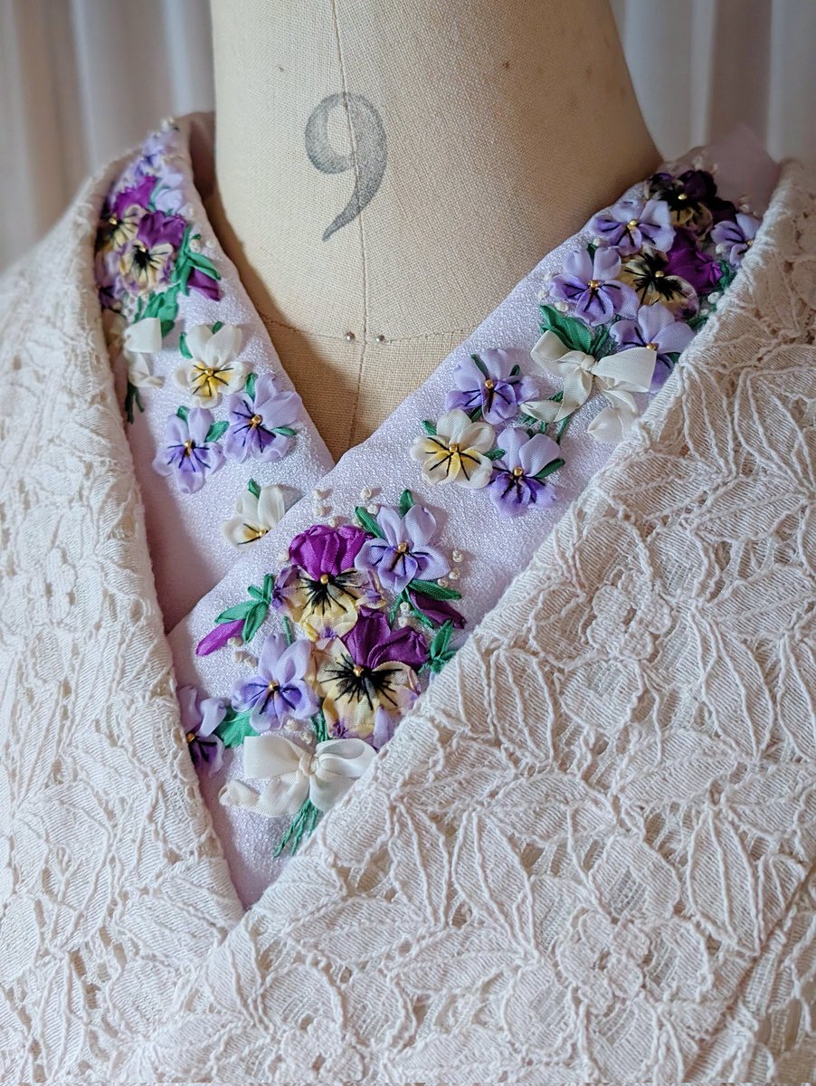パンジーとビオラの半襟 #刺繍半襟