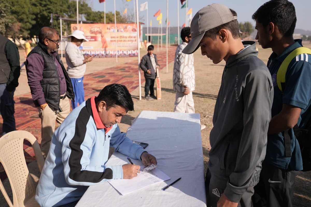 sanatanleague's tweet image. जयपुर में पहले ही दिन ट्रायल्स के दौरान जबरदस्त उत्साह देखने को मिला। बड़ी संख्या में बच्चों ने पूरे जोश और जुनून के साथ भाग लिया, जहाँ 977 खिलाड़ियों ने अपना नामांकन कराया। शाम 7 बजे तक खिलाड़ी धैर्यपूर्वक अपने मौके का इंतज़ार करते रहे। 🏏🔥

#SanatanPremierLeague #SPL