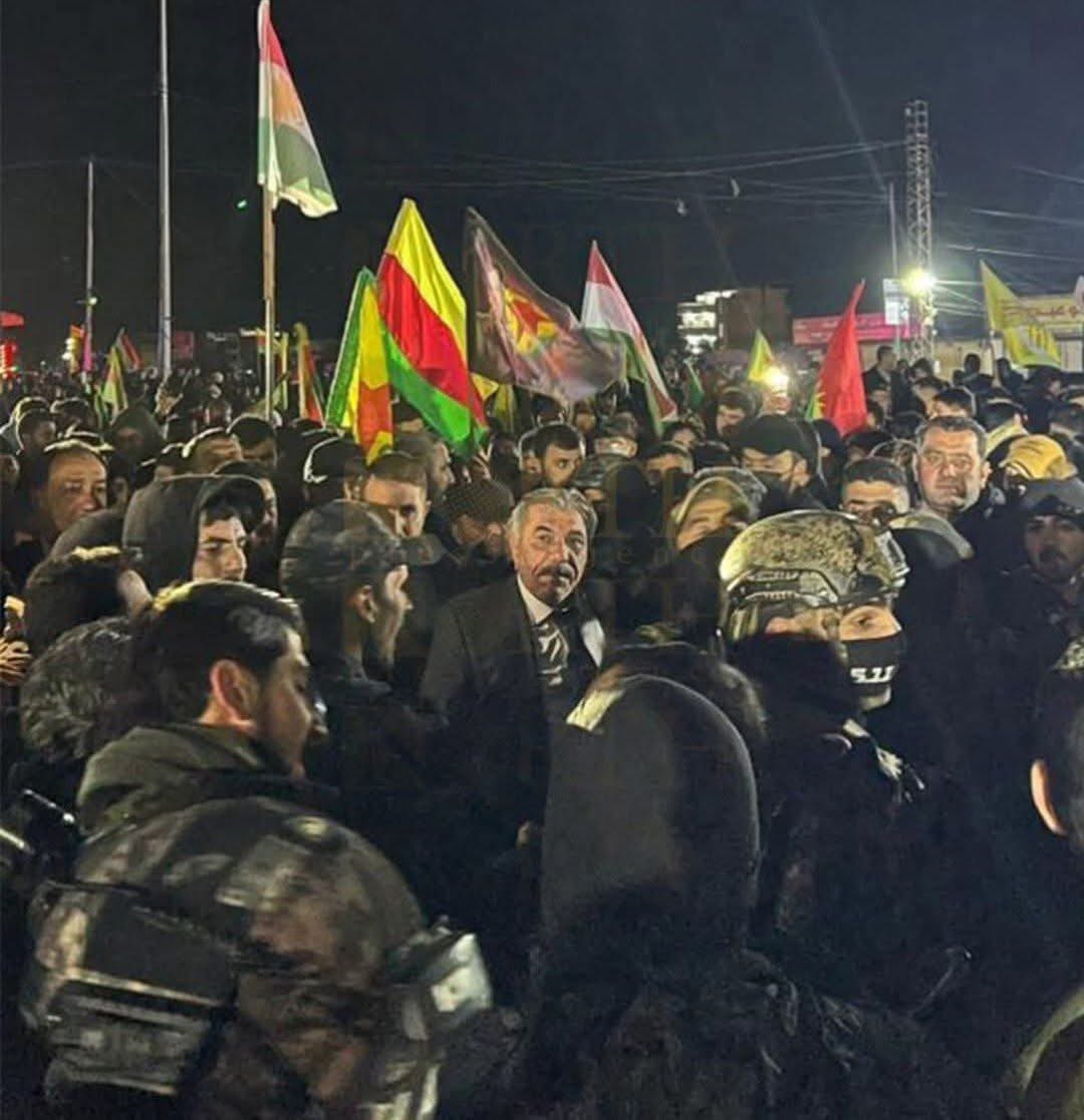 omar_alharir's tweet photo. تحويل مظلوم عبدي لزعيم سياسي مسؤول عن الأكراد في سوريا من قبل فرنسا عبر لقاء وزير الخارجية الفرنسي اليوم والاستقبال القومي لمحافظ الحسكة بالأمس والذي لاعلاقة له بسوريا ولا يحمل أعلام دولتها مشروع خطير جداً من خلال تحويل سوريا لنظام محاصصة ليس لدولة مركزية إذا تم هذا الاتفاق الحالي بشروطهم وسيفتح الباب لمطالب جماعات أخرى في سوريا بنفس النموذج عبر تحويل الهجري لزعيم محاصصة سياسي مستقبلاً ويعين من طرفه محافظ من قادة سجونه أيض��ً ليكون مسؤولاً تحت أمرته وقد يستقبل وزراء خارجية كوزير خارجية الكيان