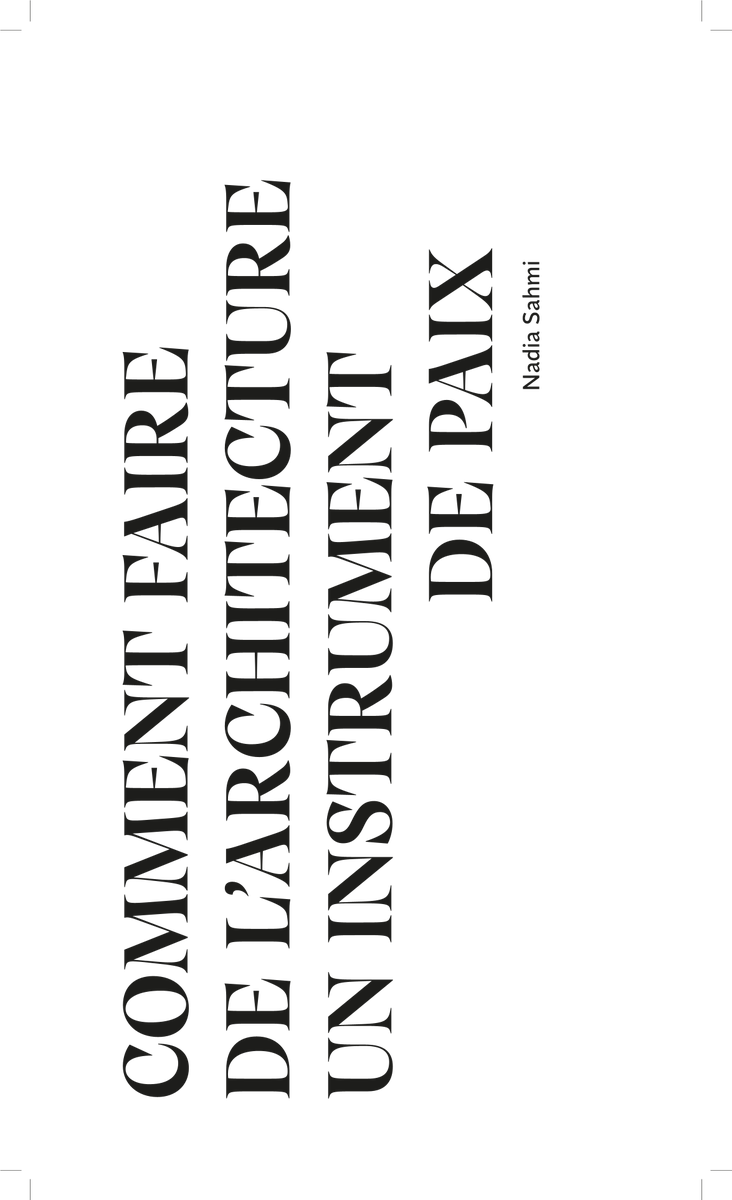 NadiaSahmi's tweet photo. COMMENT FAIRE DE L’ARCHITECTURE ET DE L’URBANISME DES INSTRUMENTS DE PAIX
Si les performances façonnent le monde, les fragilités silencieuses l’adoucissent.

Cette semaine, je publie un 𝐦𝐚𝐧𝐢𝐟𝐞𝐬𝐭𝐞 𝐝𝐞 𝟖𝟎 𝐩𝐚𝐠𝐞𝐬.
Une philosophie que je porte et applique depuis 30 ans.
Des pratiques de terrains précieuses pour notre vitalité.

Parce que 𝐥’𝐚𝐫𝐜𝐡𝐢𝐭𝐞𝐜𝐭𝐮𝐫𝐞 𝐞𝐭 𝐥’𝐮𝐫𝐛𝐚𝐧𝐢𝐬𝐦𝐞 𝐬𝐨𝐧𝐭 𝐞𝐧𝐜𝐨𝐫𝐞 𝐥𝐞𝐬 𝐠𝐫𝐚𝐧𝐝𝐬 𝐚𝐛𝐬𝐞𝐧𝐭𝐬 𝐝𝐞𝐬 𝐝𝐞́𝐛𝐚𝐭𝐬 𝐬𝐮𝐫 𝐥𝐚 𝐬𝐚𝐧𝐭𝐞́ 𝐦𝐞𝐧𝐭𝐚𝐥𝐞.
Parce que nos murs, nos rues, nos espaces ne sont jamais neutres.
Ils sont soutenants et apaisants.
Ou ils nous courbent la tête et nous abîment.

Et si être résolument moderne, en architecture, c’était accepter notre part de responsabilité dans l’anxiété sociale… et décider de la corriger ?

Ce manifeste propose une autre voie.
Une architecture plus empathique.
Plus attentive aux singularités, aux fragilités, aux émotions pour en faire des éléments de prescriptions qui améliorent la vie de tout le monde et de tous les jours.

Nous ne sommes pas seulement le produit de notre histoire de vie.
Nous sommes aussi le fruit de 𝐜𝐞 𝐪𝐮𝐞 𝐧𝐨𝐬 𝐞𝐧𝐯𝐢𝐫𝐨𝐧𝐧𝐞𝐦𝐞𝐧𝐭𝐬 𝐧𝐨𝐮𝐬 𝐚𝐮𝐭𝐨𝐫𝐢𝐬𝐞𝐧𝐭 𝐚̀ 𝐝𝐞𝐯𝐞𝐧𝐢𝐫.

Que nous permettent nos murs et nos rues ?
D’espérer ?
De nous reposer ?
De nous accomplir ?

Quelles architectures, quels territoires sont capables d’accueillir :
→ nos états de corps
→ nos sensibilités
→ nos grandes joies
→ nos coups de tristesse
→ nos colères
→ nos petites folies du quotidien

De rue en rue.
De place en place.
De mur en mur.

Je suis convaincue que 𝐧𝐨𝐬 𝐟𝐫𝐚𝐠𝐢𝐥𝐢𝐭𝐞́𝐬 𝐬𝐨𝐧𝐭 𝐥𝐞 𝐜𝐡𝐞𝐦𝐢𝐧 𝐥𝐞 𝐩𝐥𝐮𝐬 𝐬𝐮̂𝐫 𝐩𝐨𝐮𝐫 𝐭𝐞𝐧𝐝𝐫𝐞 𝐯𝐞𝐫𝐬 𝐮𝐧𝐞 𝐬𝐨𝐜𝐢𝐞́𝐭𝐞́ 𝐩𝐥𝐮𝐬 𝐚𝐩𝐚𝐢𝐬𝐞́𝐞.
Et que la vraie beauté des villes ne devrait plus être mesurée à leur seule efficacité, mais à leur 𝐜𝐚𝐩𝐚𝐜𝐢𝐭𝐞́ 𝐚̀ 𝐚𝐩𝐚𝐢𝐬𝐞𝐫.

Changer de regard sur les fragilités, c’est ouvrir la possibilité de tisser des espaces de liens :
plus humains, plus nourrissants, plus doux, plus justes, et finalement… plus vivants.

📖  Le manifeste est disponible :
→ en 𝐯𝐞𝐫𝐬𝐢𝐨𝐧 𝐧𝐮𝐦𝐞́𝐫𝐢𝐪𝐮𝐞 𝐬𝐮𝐫 𝐥𝐞 𝐬𝐢𝐭𝐞 : https://t.co/yo7OE57JKL
→ en 𝐟𝐨𝐫𝐦𝐚𝐭 𝐩𝐚𝐩𝐢𝐞𝐫 𝐫𝐞𝐜𝐲𝐜𝐥𝐞́ (format poche : 11 € et grand format : 17 €) - nadia.sahmi@gmail.com

Si ce texte résonne, partagez-le.
Discutez-en.
Offrez-le.

Parce que l’architecture et l'urbanisme peuvent faire bien plus que performer.