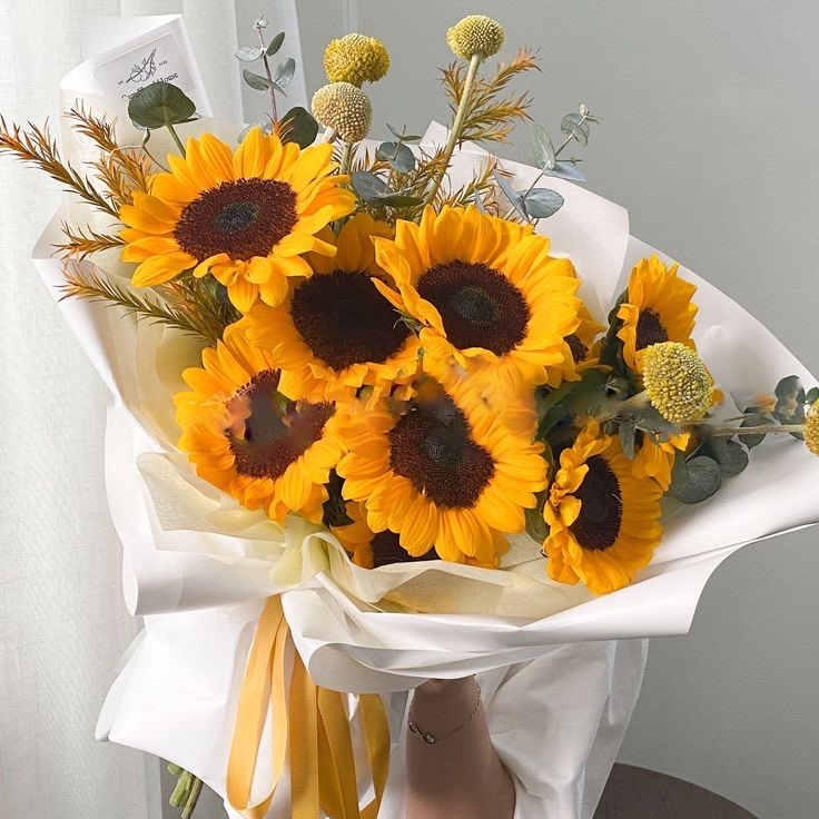 sunflowerchives's tweet image. Wrapped in sunshine 💛