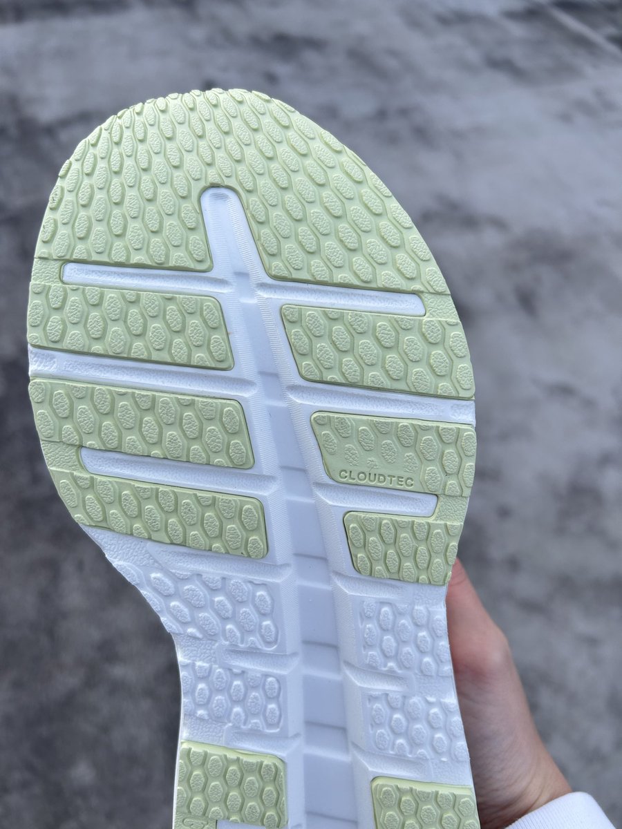 OnKYOTObyK's tweet photo. 🏃➡️Cloudrunner 3
毎日のランを、もっと気持ちよく。
安定感のある履き心地でロードランに最適
ヒールクリップが自然な足運びをサポートし
通気性の良いメッシュで快適に走れます。
店頭でぜひお試しください🏃♂️💨
《KISHISPO Kyoto Powered by On》
藤井大丸6F
#on #Cloudrunner #kyoto #京都 https://t.co/iGzIVL2T96