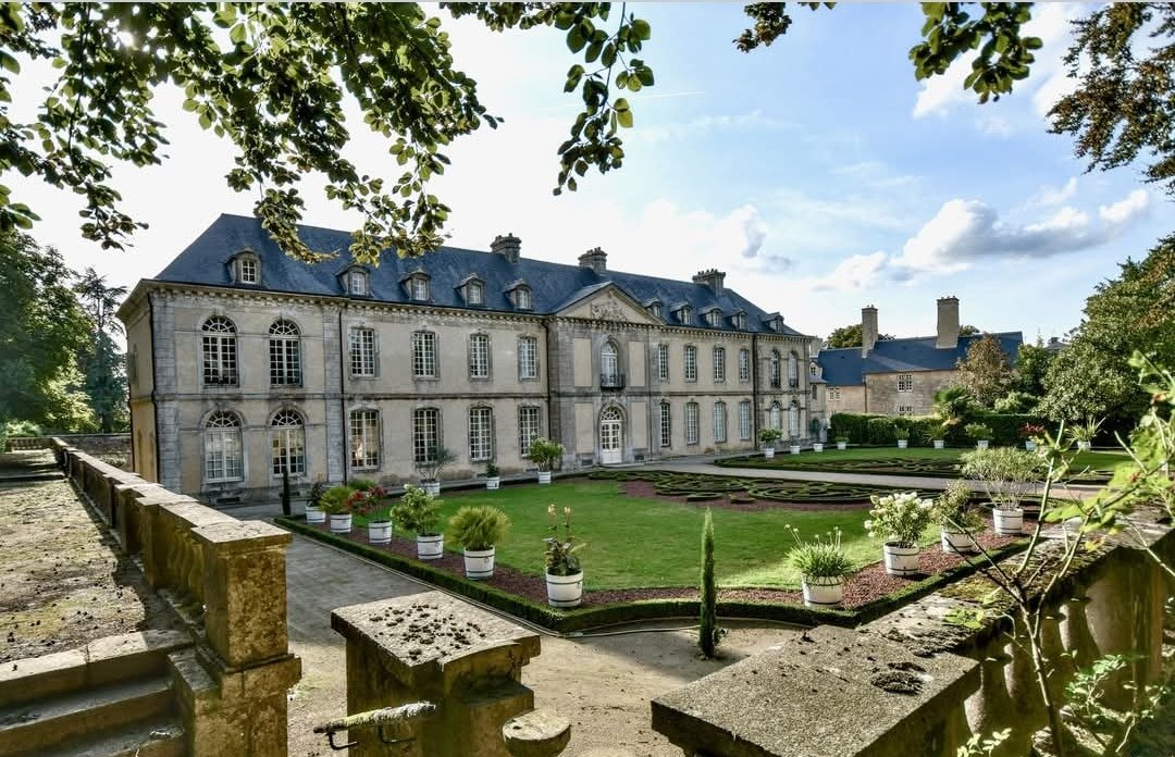 NorSecure's tweet photo. A Paris, il y a @CVersailles.
Nous, on a l'Hotel de Beaumont 😎
#Valognes, #Normandie 🩵 https://t.co/jxtSq4O88I