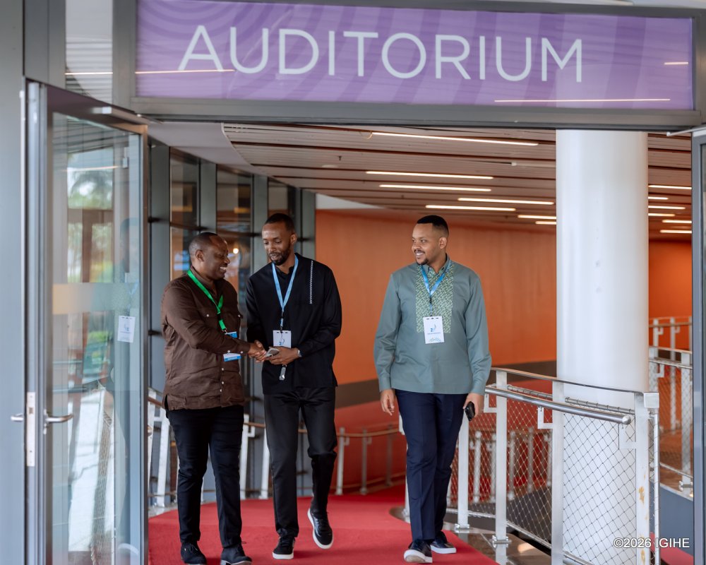 Ababa bamaze igihe kinini batabonana, ni umwanya wo kongera kuramukanya bakishimana.