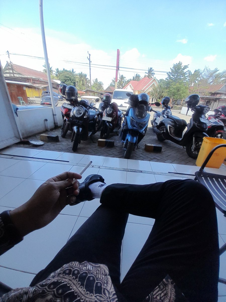 Xoneid27's tweet photo. Mau rokok itu atau mau di pangku... https://t.co/AMK3UdIv1W