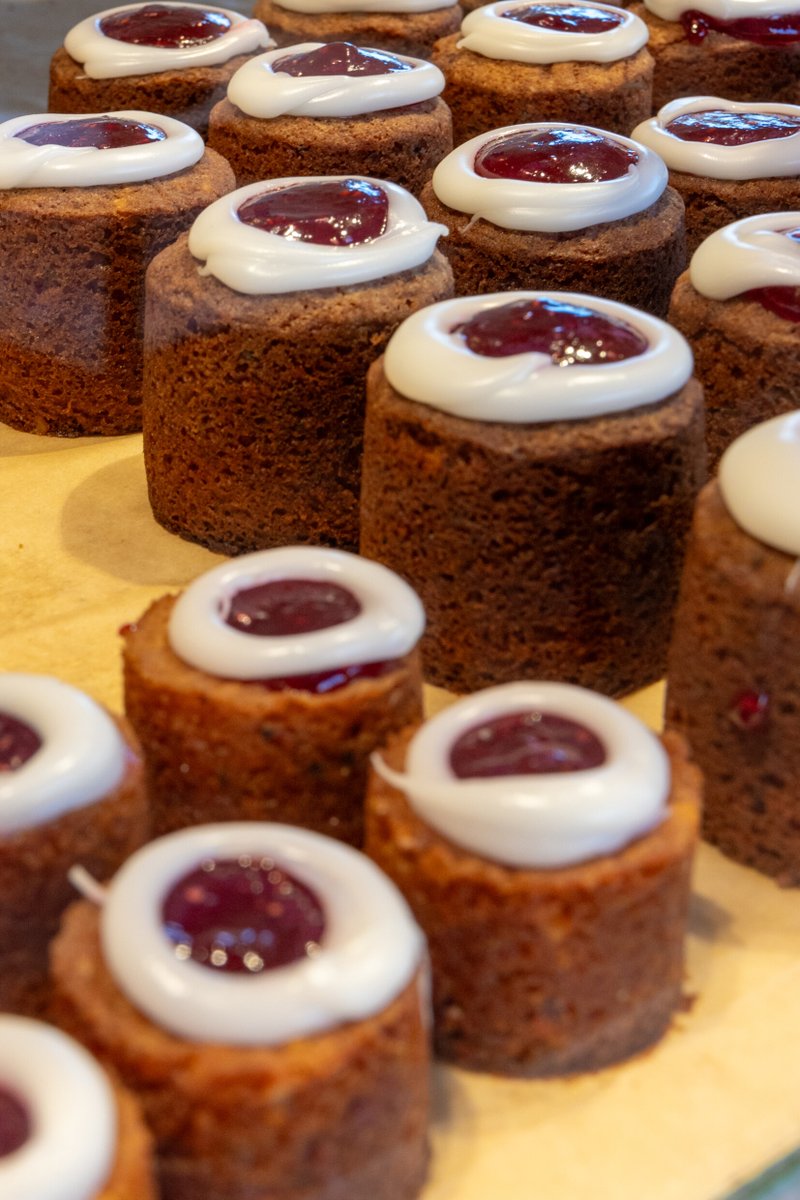 visitfinlandjp's tweet photo. ✨今日は、国民的詩人ルーネベリ（ヨハン・ルードヴィグ・ルーネベリ 1804–1877）の日。

🍰彼の名前のついたお菓子「ルーネベリタルト」でお祝いします。

📸 Ninni West / Helsinki Partners https://t.co/abxNQaI45O
