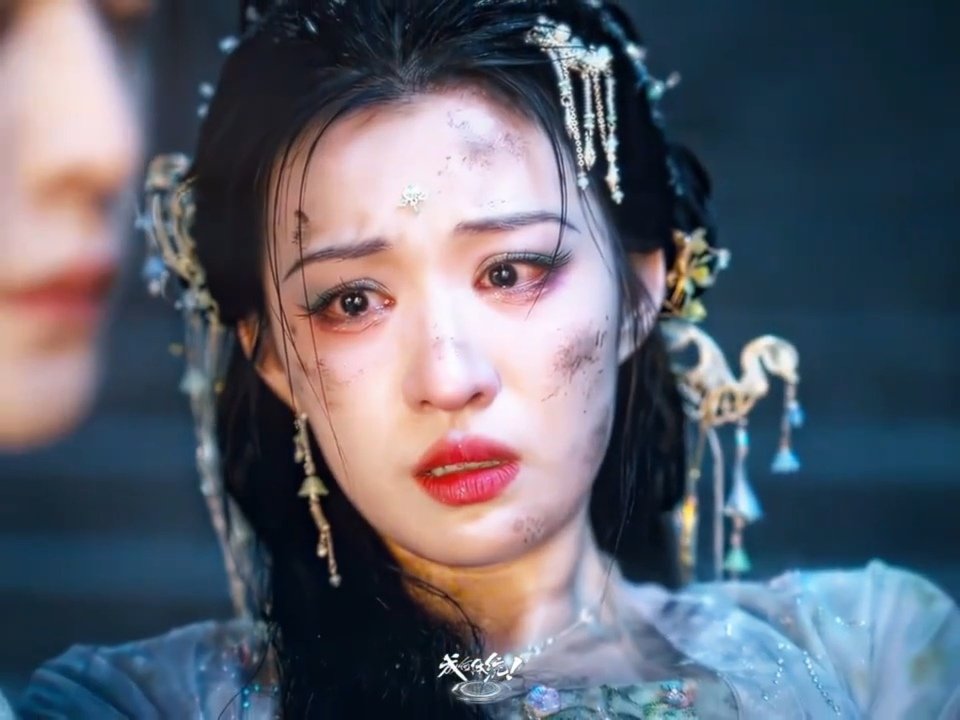 churangers's tweet photo. the op in the #howdareyou repo said, "every single shot of wang churan is so beautiful it literally drives people crazy." and they weren’t lying.
even with smeared dirt, tear streaked eyes, her features are still super defined.

#wangchuran https://t.co/t7QoeKtIWp