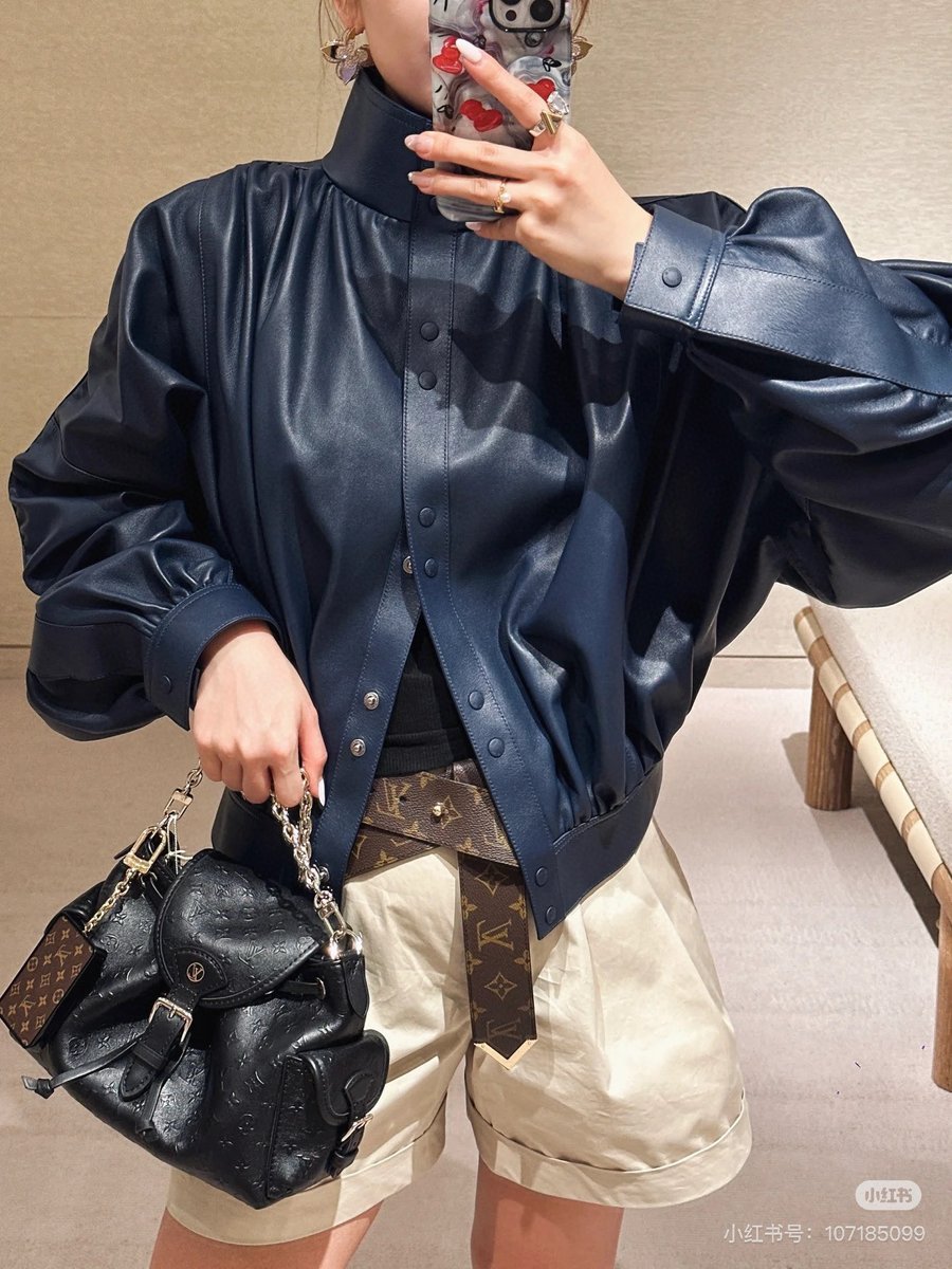 Vogcopy_jj's tweet photo. LV Odyssee オールレザー最新作 NEW
ついに実物を見れちゃった～！
クールにも可愛くもなれちゃう、どんなコーデにも合わせやすいハイセンスバッグです💖
見た目も可愛いし、収納力もバッチリ！

#LV #Odyssee #LouisVuitton #最新作 #バッグ #オールレザー #���イセンス #収納力抜群 https://t.co/uzRWiWke5Y