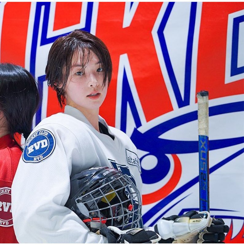 ละลุคนี้คือกินเรียบทั้งเกาะ หนุ่มตี๋อินเตอร์บ้านรวย เล่นฮอกกี้เป็นงานอดิเรก พสเกาหลีบอกว่าโกรธชีกว่าเดิมทำไมชีไม่ยอมเป็นเกย์ 555555