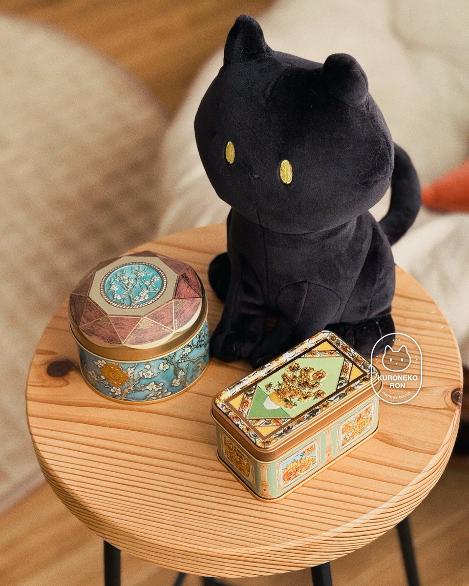 ゴッホ展(愛知)で販売される花咲くアーモンドの木の枝モチーフの缶と
