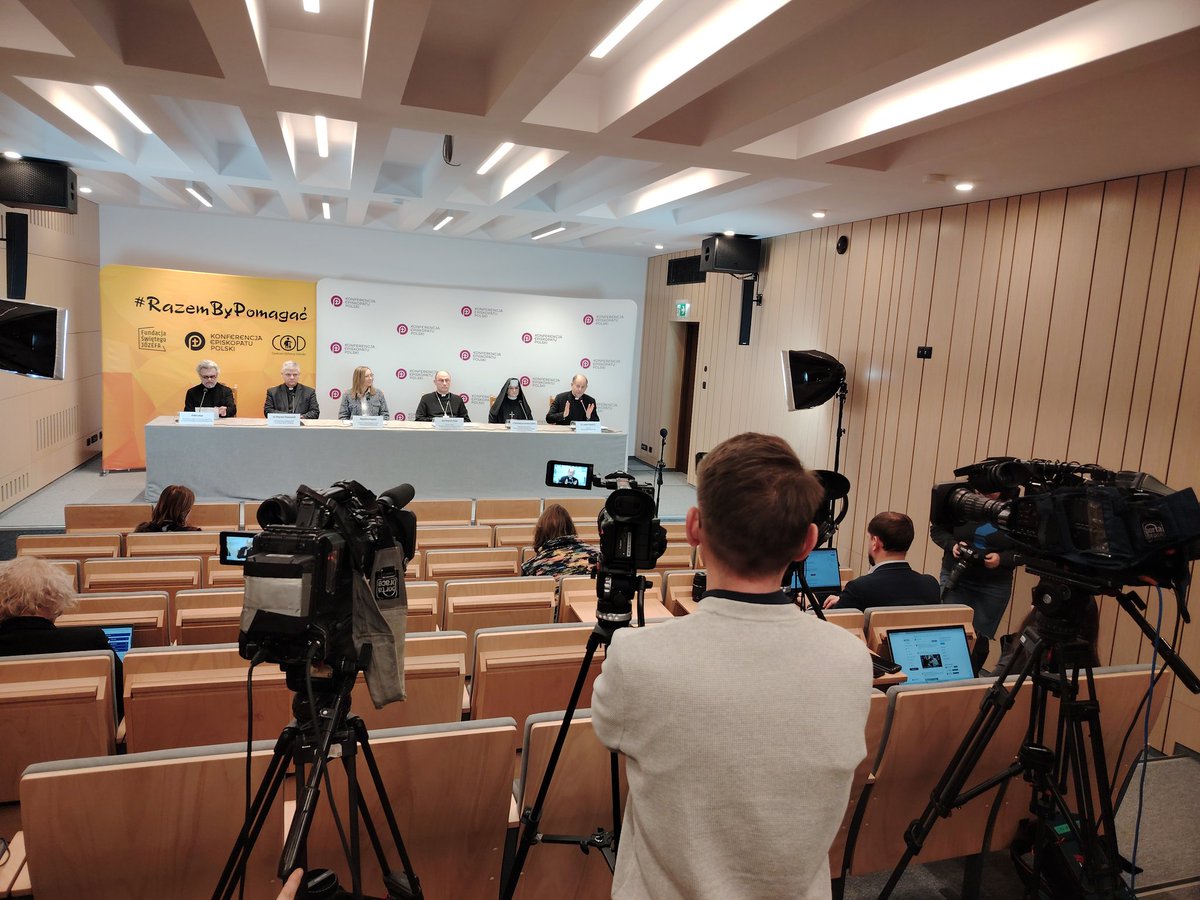 EpiskopatNews's tweet photo. W Sekretariacie KEP w Warszawie rozpoczęła się konferencja prasowa zapowiadająca Dzień modlitwy i solidarności z Osobami Skrzywdzonymi wykorzystaniem seksualnym #DMiS. W tym roku przypada on 20 lutego. #WspolnotaZeZranionymi https://t.co/S1QLXXqbsT