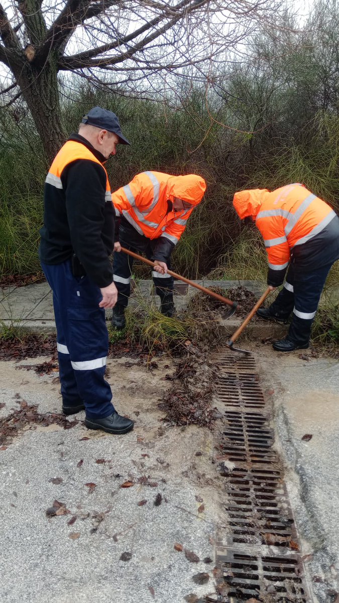 Asvogra's tweet photo. A lo largo del día del complicado día de ayer, los voluntarios de Protección Civil de @huetorsantillan estuvieron  activados desde  primeras horas de la mañana, para hacer frente  a las incidencias ocurridas en el municipio. 

Un día caótico donde la lluvia fue la protagonista. https://t.co/VDu6zdx82i
