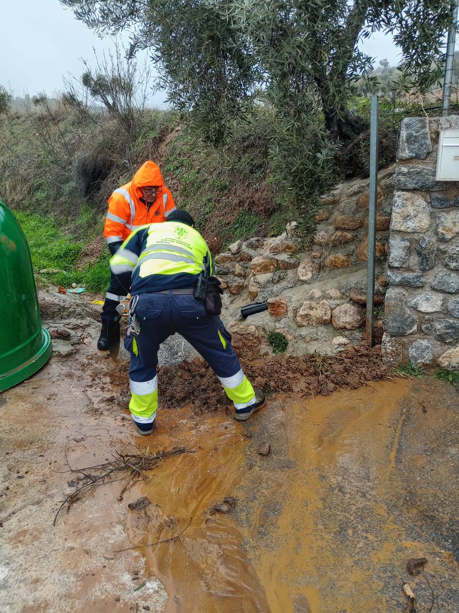 Asvogra's tweet photo. A lo largo del día del complicado día de ayer, los voluntarios de Protección Civil de @huetorsantillan estuvieron  activados desde  primeras horas de la mañana, para hacer frente  a las incidencias ocurridas en el municipio. 

Un día caótico donde la lluvia fue la protagonista. https://t.co/VDu6zdx82i