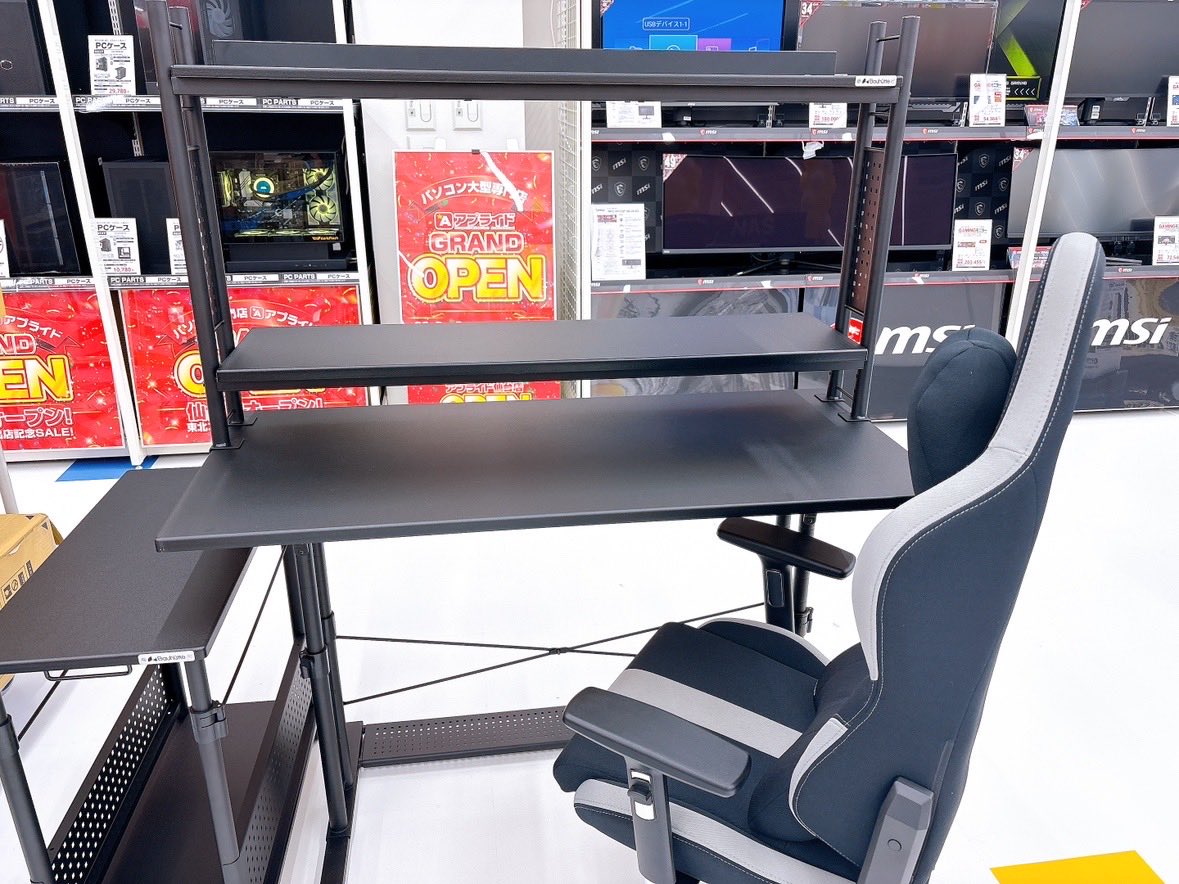 ゲーミングデスク+チェア組み上がりました(^｡^)
明日はPC関連をデスクに設置します！