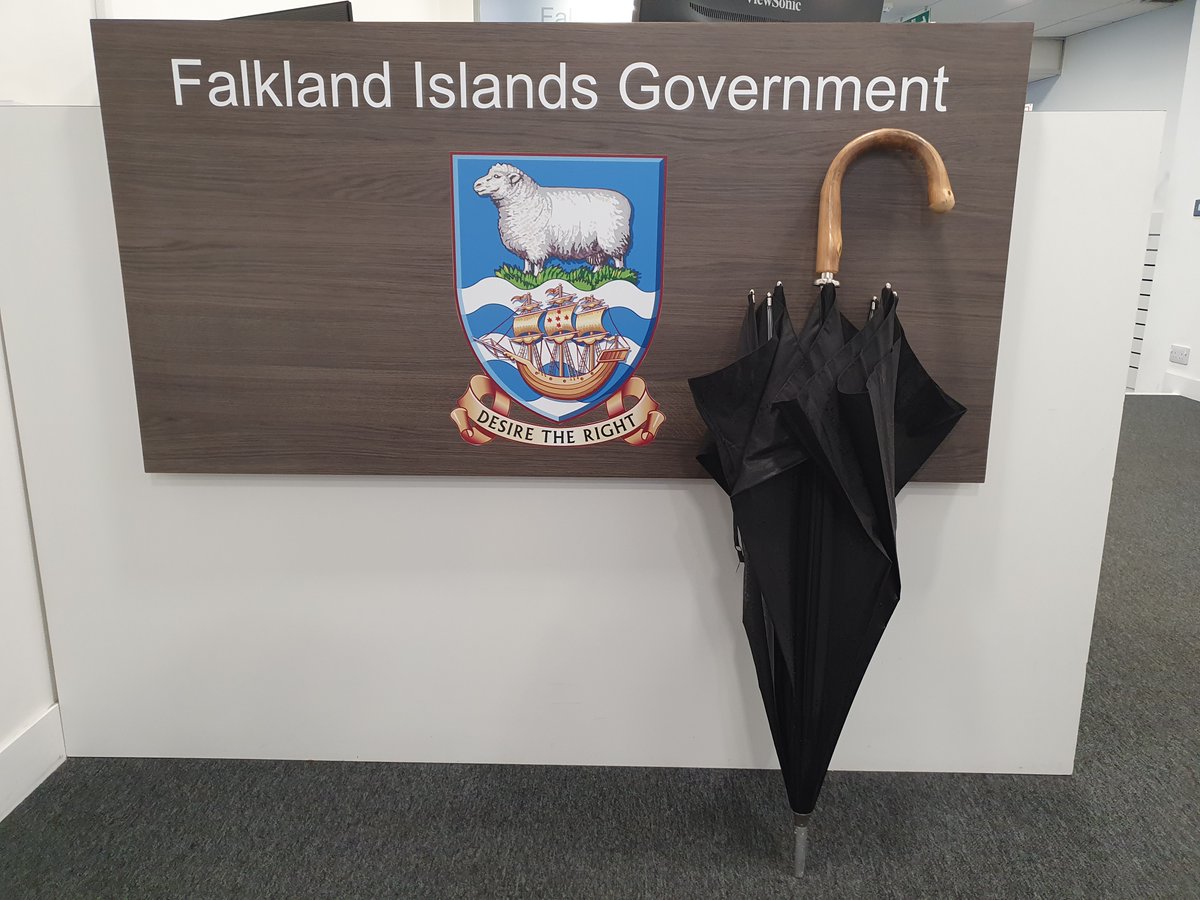 FalklandsRepUK's tweet image. Due to the strong winds, people in the Falkland Islands do not really use umbrellas.  Here in the UK, my 🇬🇧 made @FoxUmbrellas is an essential bit of kit as it seems to have rained every day for the past month! #Rain #BritishWeather 🌧️☔️