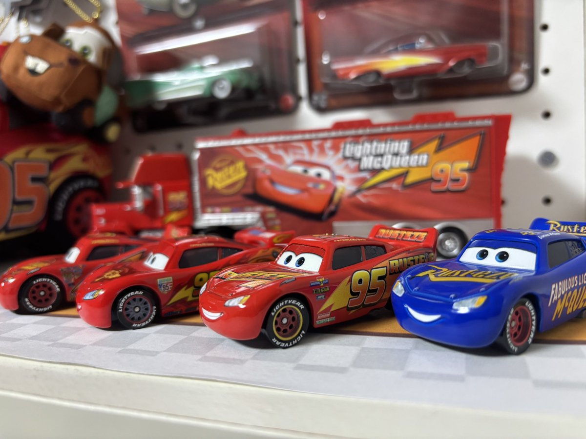 lightning____95's tweet photo. マテルとその他カーズグッズを詰め込んだ棚完成！ カッコイイ！！⚡️🏁
 #カーズ #マテル https://t.co/m8xh8ldELC
