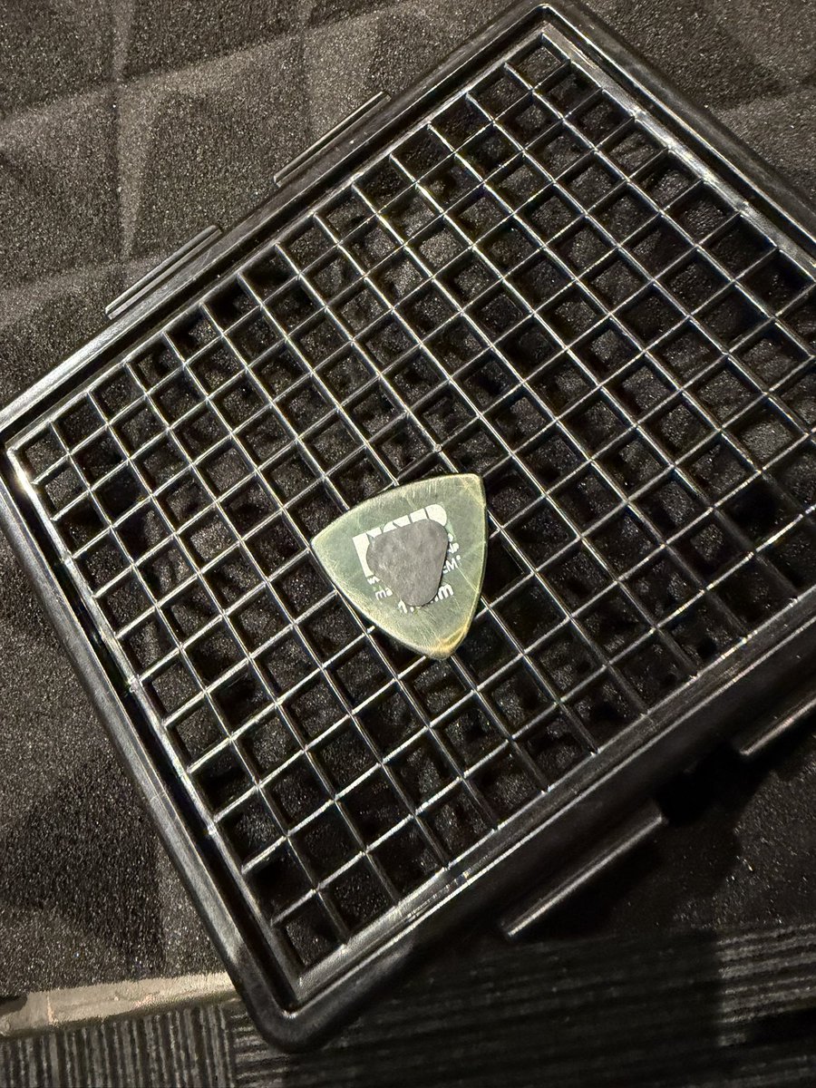 初めてピックの滑り止めを購入してみた
ドライな状況なら全く問題無し😳
少し汗ばんだ時にどうなるかな🤔
そこは指弾きでも課題だけど💦とりあえず余計な力みが無くなって良いなと思った‼️ もう少し薄かったら最高なんだけど（笑）