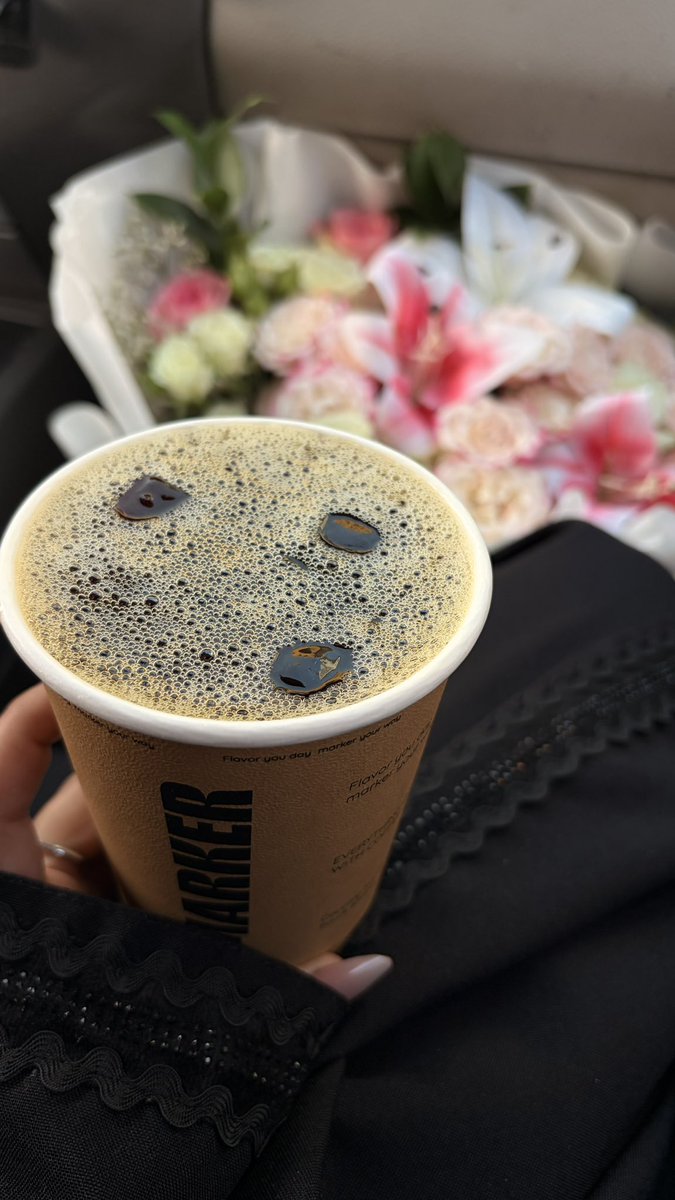 أحب الورد و أحب كيف أنه يغير نفسيتي
 كيف لو كان ورد و قهوه ..؟