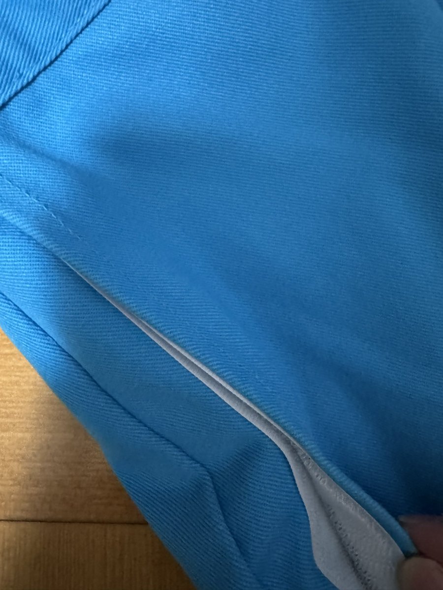 kh_rrr_'s tweet photo. フェスとかで手ぶらで動きたい人へ。
ダイソーに売っている粘着タイプのマジックテープをつけるとダイブ、サークルモッシュしても何も落ちません‼️
ぜひ試してください✨
ただ、急いでる時とか、すぐに開けません（т-т）
 #ブレアフェス https://t.co/WWp3WC6bWP