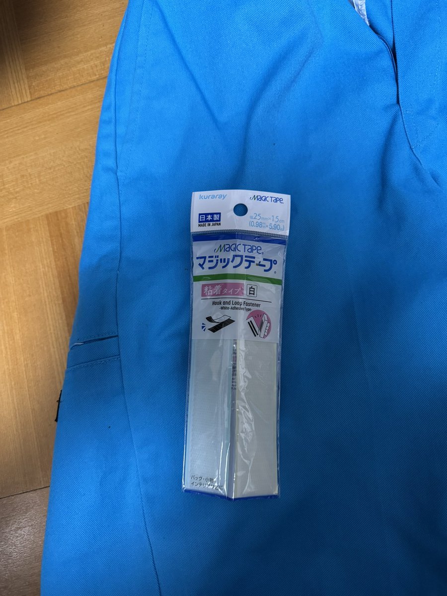 kh_rrr_'s tweet photo. フェスとかで手ぶらで動きたい人へ。
ダイソーに売っている粘着タイプのマジックテープをつけるとダイブ、サークルモッシュしても何も落ちません‼️
ぜひ試してください✨
ただ、急いでる時とか、すぐに開けません（т-т）
 #ブレアフェス https://t.co/WWp3WC6bWP