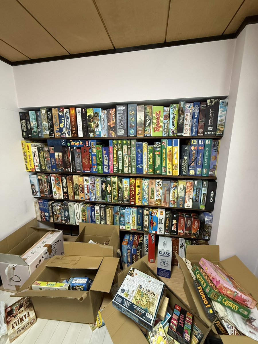 めちゃくちゃオシャレなボードゲーム棚を作ってもらってカフェ風に入れてみたらめっちゃ良かった！
これでかっこよくゲーム収納できる！と思ったけど一瞬でカフェから倉庫になる現実。5分の1もはいんねぇ。