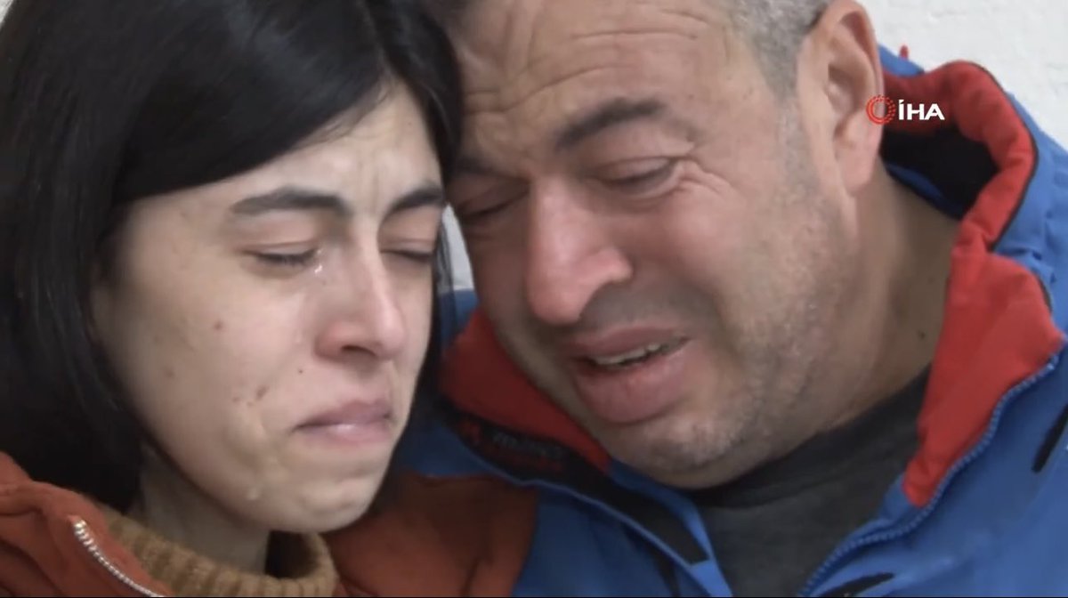 ozetgechaber's tweet photo. Adana’da bir arkadaşına güvenerek IBAN’ını kullandıran 23 yaşındaki Özlem Develi, hakkında açılan 20 davadan 11’i halen devam ederken, bir davadan aldığı 4 yıl 5 ay kesinleşmiş hapis cezası nedeniyle polise teslim oldu.  

Gözyaşları içinde ailesiyle vedalaşan genç kadın, ardından cezaevine götürüldü.