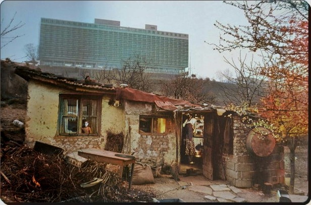 Şehirdeki bozulma üsttekinin inşasıyla başladı. 

NATO'ya katılan Türkiye artık küçük Amerika'ya dönüşmek istiyordu.   

Cam fanusla korunması gereken ve binlerce yıllık mazisiyle göz dolduran İstanbul'a önce Hilton yapıldı, daha sonra ise neredeyse tüm sanayi buraya yığıldı.