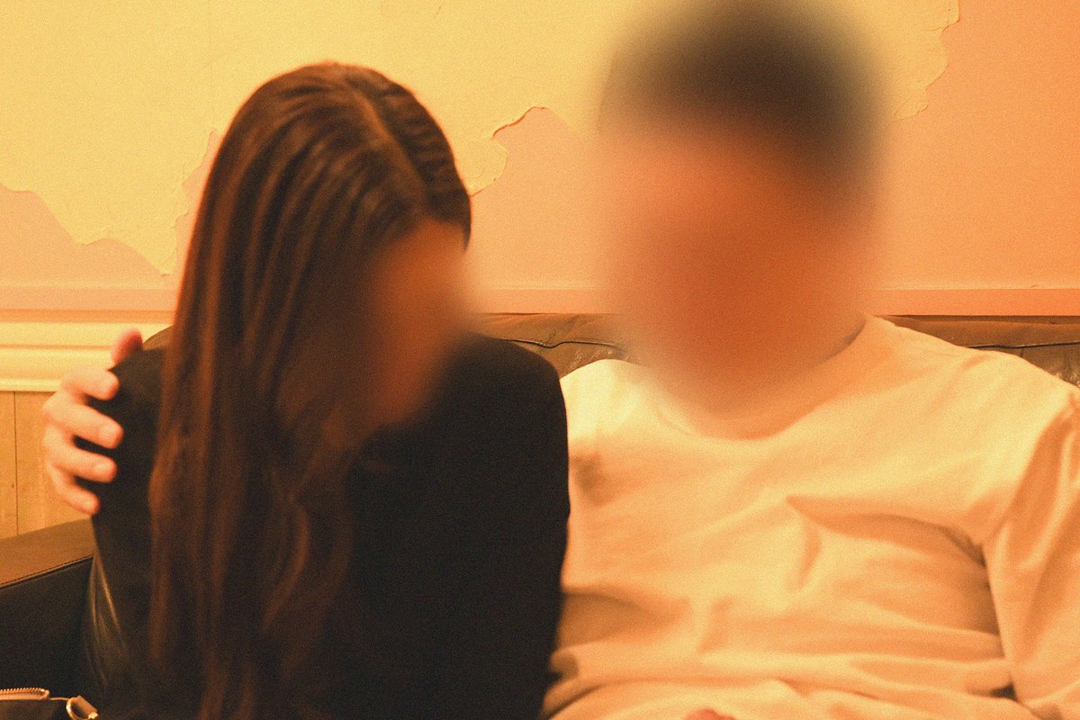 ladyauction's tweet photo. ウチの彼女が単独さんと一緒に下を向いて見ているものは… https://t.co/gtKTHKxcoX