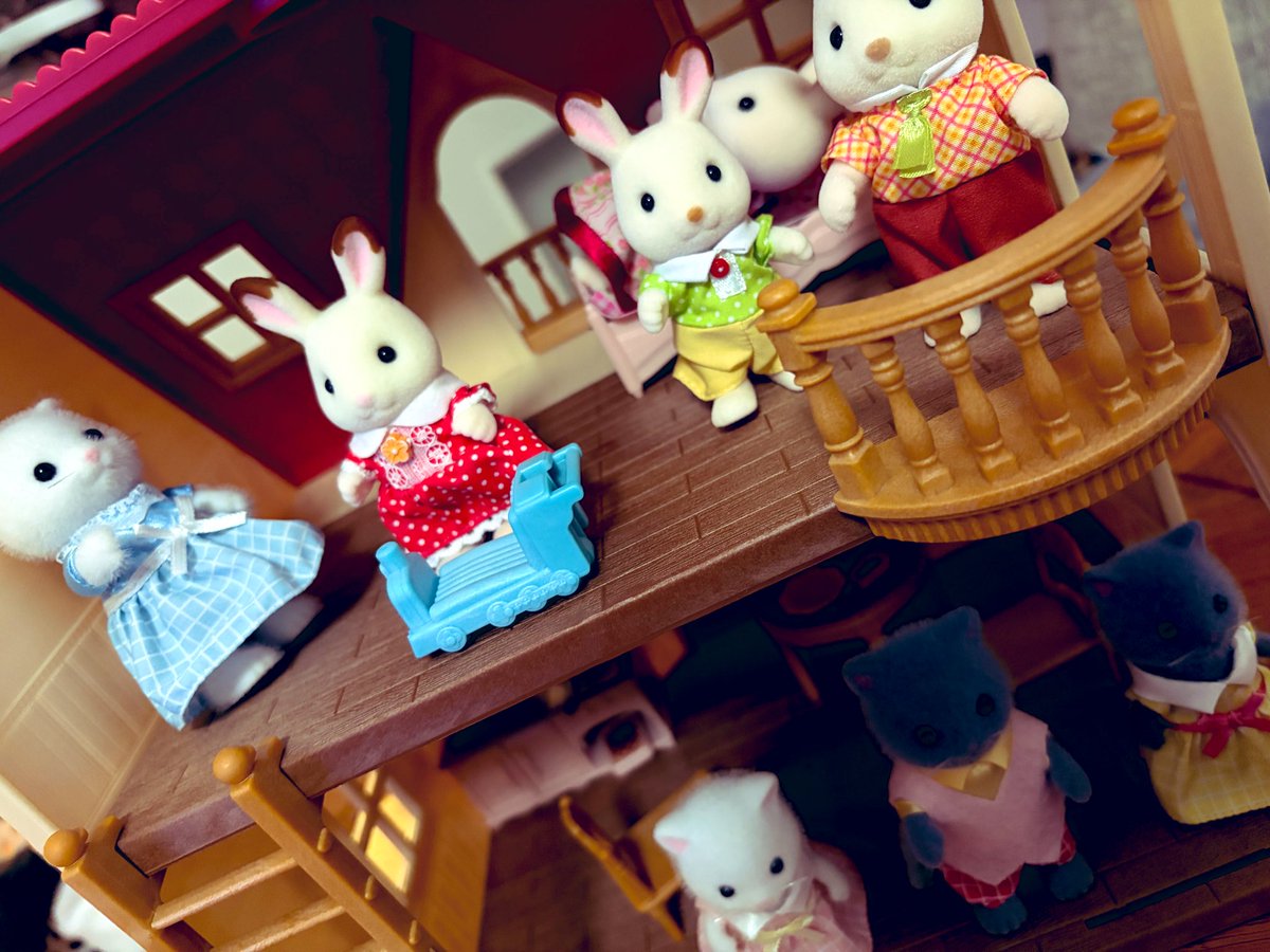 kussu_95's tweet image. 娘が今日で５歳。

我が家についにやってきたシルバニアファミリー！！

全然詳しくないので、とりあえず娘が欲しいのを揃えたけどオススメあったら教えてください！

#シルバニアファミリー
#娘
#誕生日