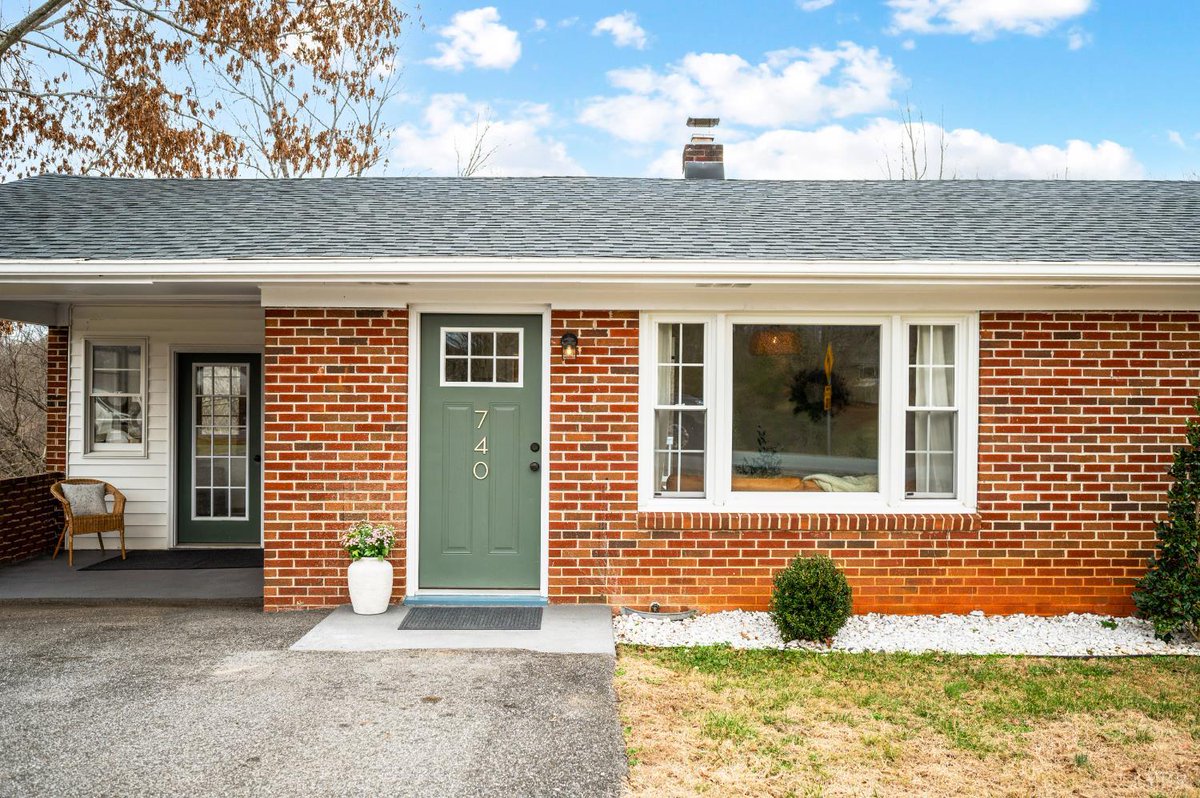 RealtorDowntown's tweet photo. 740 Selene Street, Lynchburg, VA, 24503
3 bed | 2 bath 1762 Sq. Ft.
Active | $279,000
https://t.co/kqJ9JrMzGK
Charming brick ranch ideally located in the heart of Boonsboro, just off Rivermont. The kitchen features sliding glass doors that open to a spacious deckperfect for... https://t.co/MSWnW1IgKq
