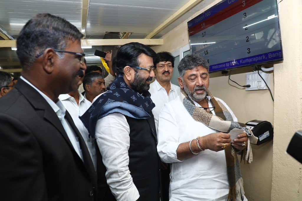 mlanaharis's tweet photo. ಬೆಂಗಳೂರು ಅಭಿವೃದ್ಧಿ ಪ್ರಾಧಿಕಾರದ 24/7 ನಾಗರಿಕ ‌ಸಹಾಯ ಕೇಂದ್ರ��್ಕೆ ಇಂದು ಭೇಟಿ ನೀಡಿದ ಮಾನ್ಯ ಉಪಮುಖ್ಯಮಂತ್ರಿಗಳಾದ ಶ್ರೀ ಡಿಕೆ ಶಿವಕುಮಾರ್ ಅವರು, ನೂತನವಾಗಿ ಆರಂಭವಾಗಿರುವ ನಿಯಂತ್ರಣ ಕೊಠಡಿಯನ್ನು (ಕಂಟ್ರೋಲ್ ರೂಮ್‌) ಉದ್ಘಾಟಿಸಿದರು. 

ಈ ವ್ಯವಸ್ಥೆಯು ಸಮಯೋಚಿತ ಪ್ರತಿಕ್ರಿಯೆ, ತ್ವರಿತ ಮೇಲ್ವಿಚಾರಣೆ ಮತ್ತು ಸಾರ್ವಜನಿಕ ಅಹವಾಲುಗಳ ಶೀಘ್ರ ಪರಿಹಾರವನ್ನು ಸಾಧ್ಯವಾಗಿಸುತ್ತದೆ.

Hon’ble Deputy Chief Minister Shri @DKShivakumar visited the Bangalore Development Authority’s 24/7 Citizen Assistance Cell today and inaugurated the newly established Control Room.
This system enables timely response, real-time monitoring, and swift resolution of public grievances.