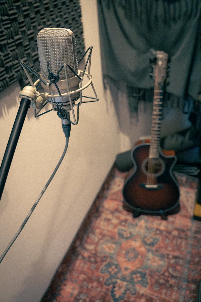 より死角のない録り音にすべく、
セルフレコーディングブースにラグ敷いてみました。