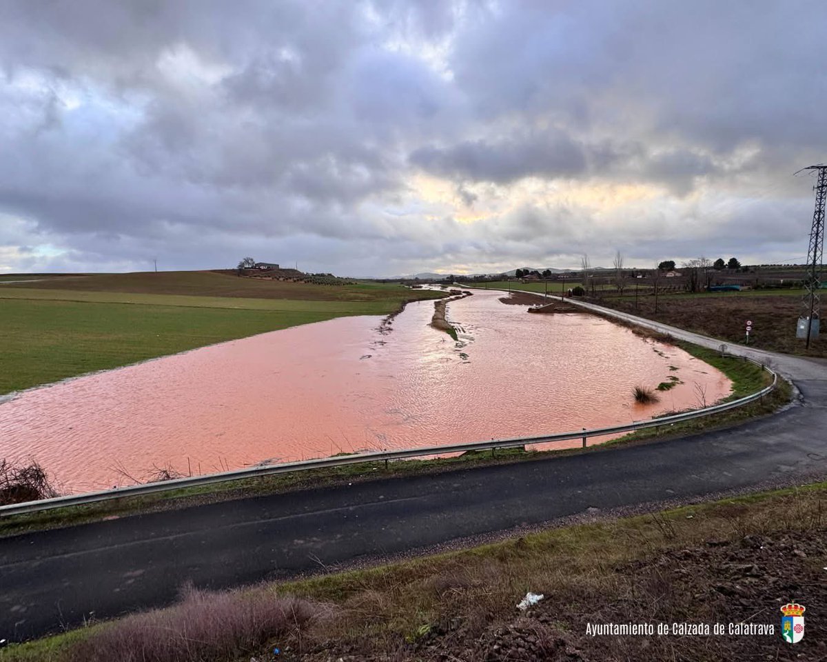 JaviFuenteees's tweet photo. Carreteras cortadas por Calzada @meteocr 

No me acuerdo de cuando fue la ultima vez que se puso el arroyo así 🌊

Imágenes del ayuntamiento 📍 https://t.co/lchFuhDjiJ