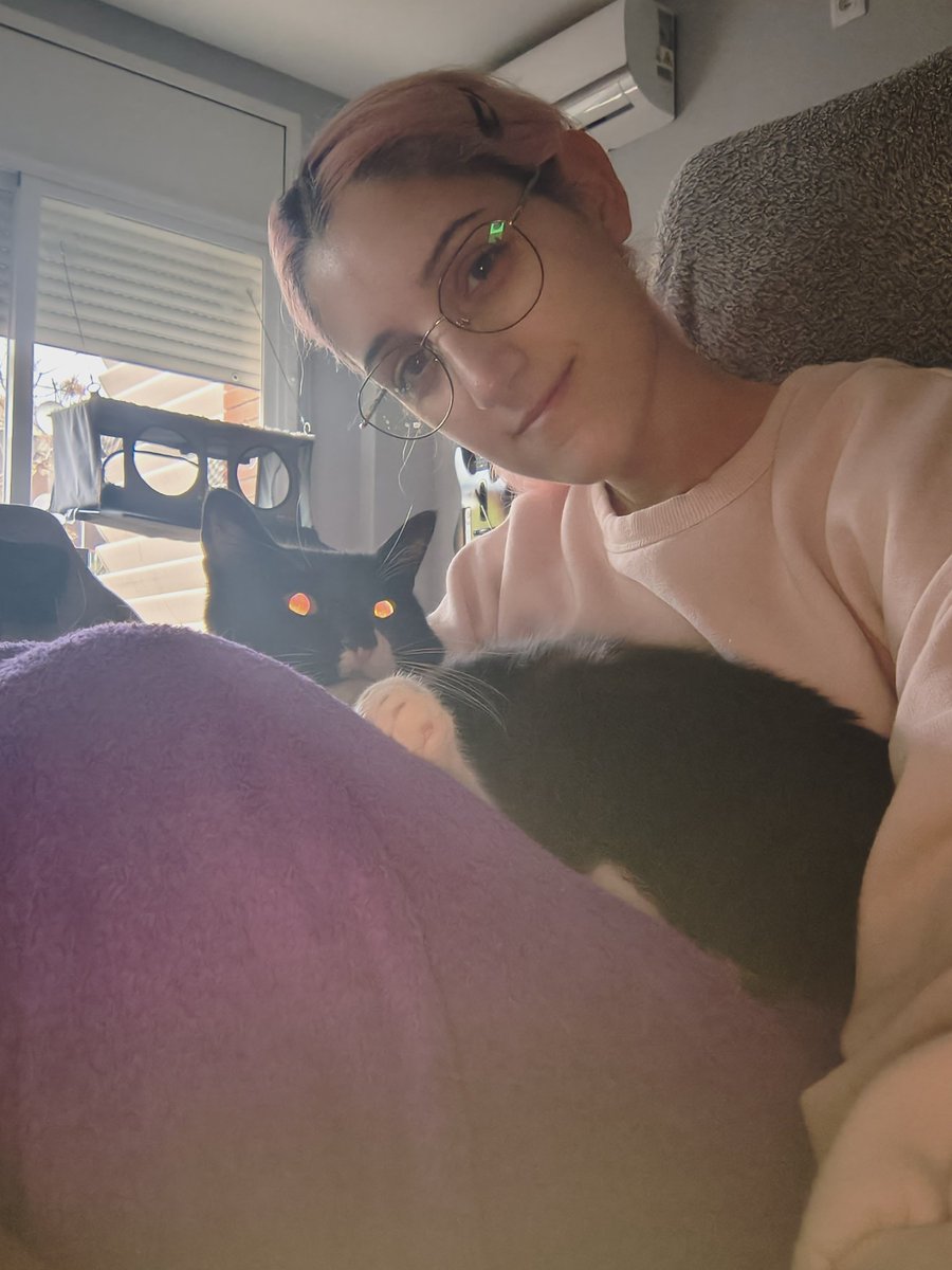 La puchita està mega mimosa hoy 🖤