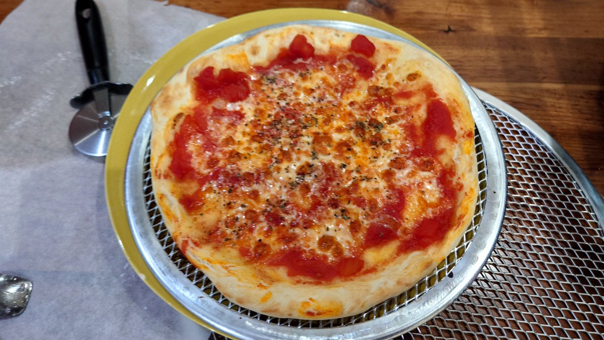 minorin_55's tweet photo. 久しぶりにピザを焼いてみた。
一時期毎日のように焼いてたのに、スーパーのピザ買うまですっかり忘れてた😅 https://t.co/vEW1mrBT04