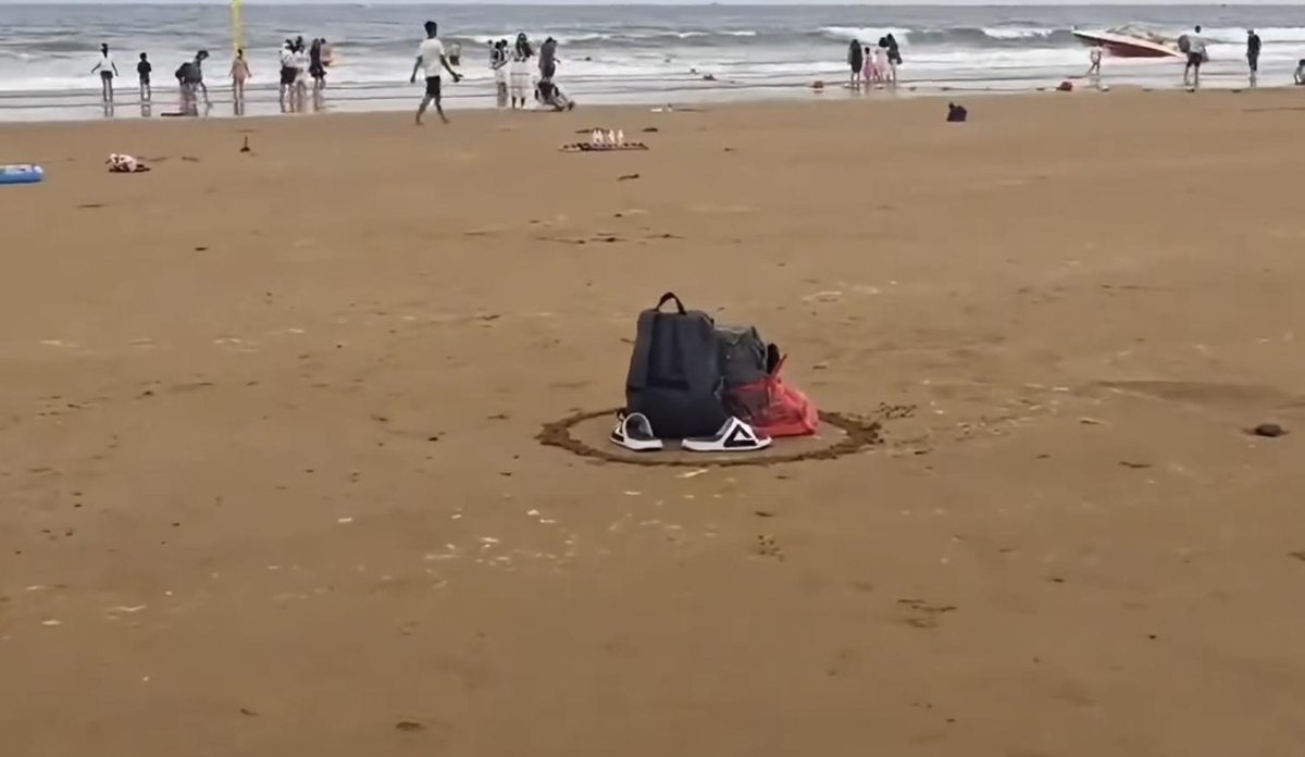 SetllaLynch's tweet photo. Did you know? In China, we don't need lockers at the beach. We just draw a circle in the sand.
It creates a magical barrier, and nobody dares to touch your stuff inside. It's an ancient spell. 🪄🔮 https://t.co/BiUdVXlqmW