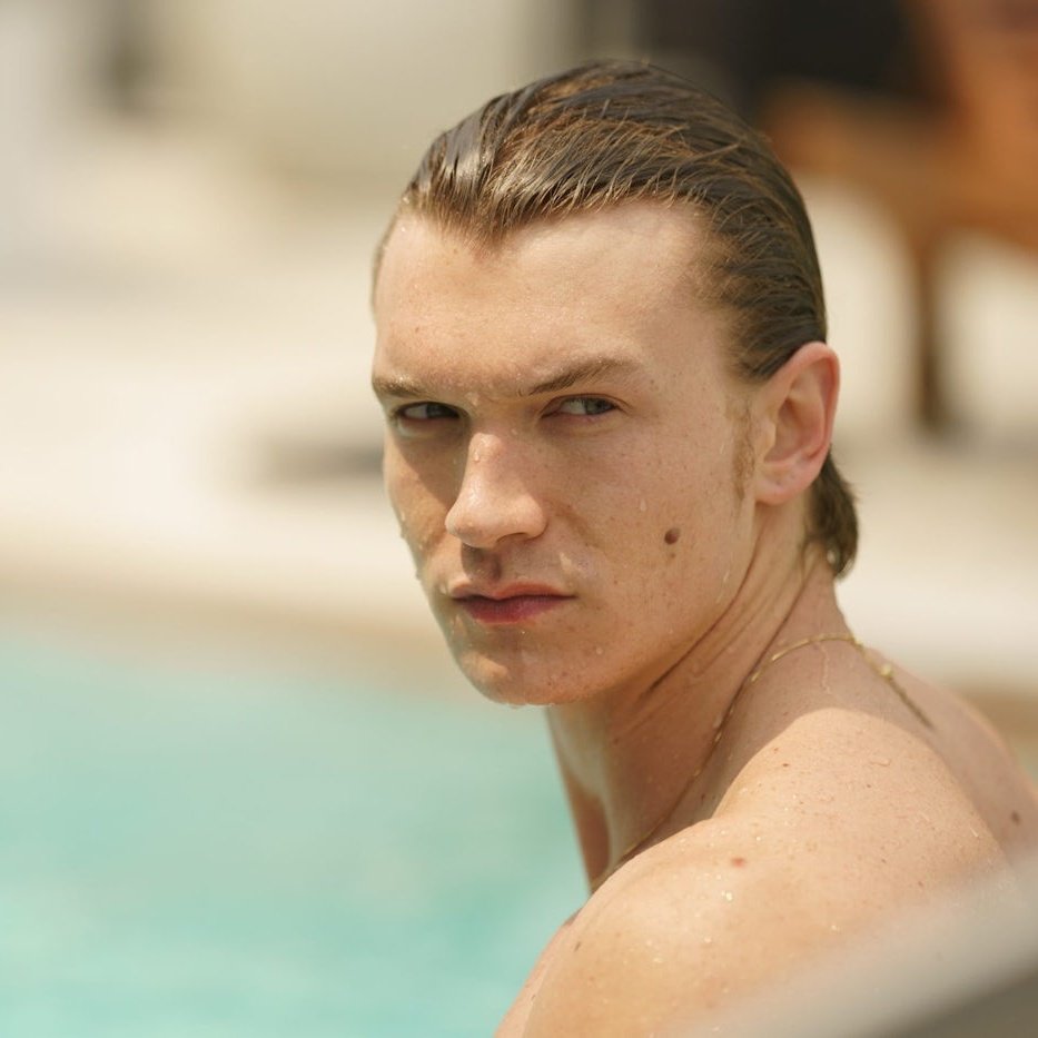 #hollanov #heatedrivalry
— How are you?

                                —  Пока не родила

— What?

                                — Poka ne rodila