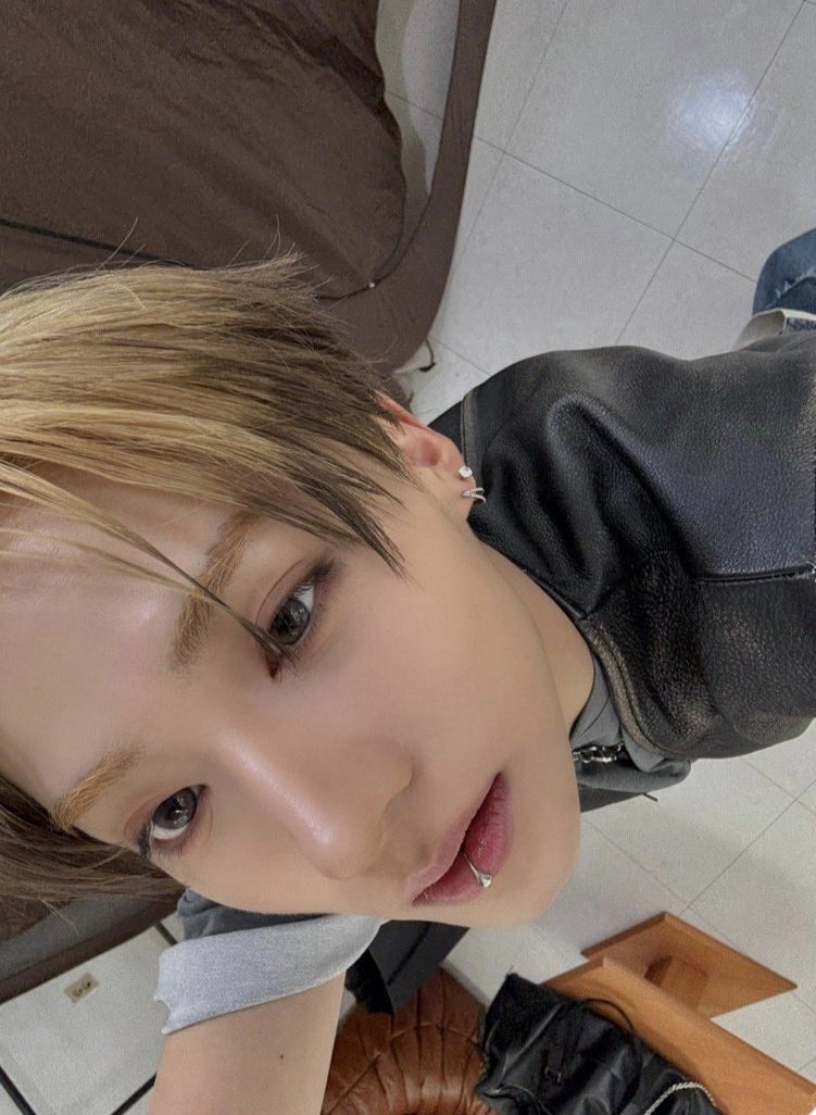 I have zero SFW thoughts about this sorry