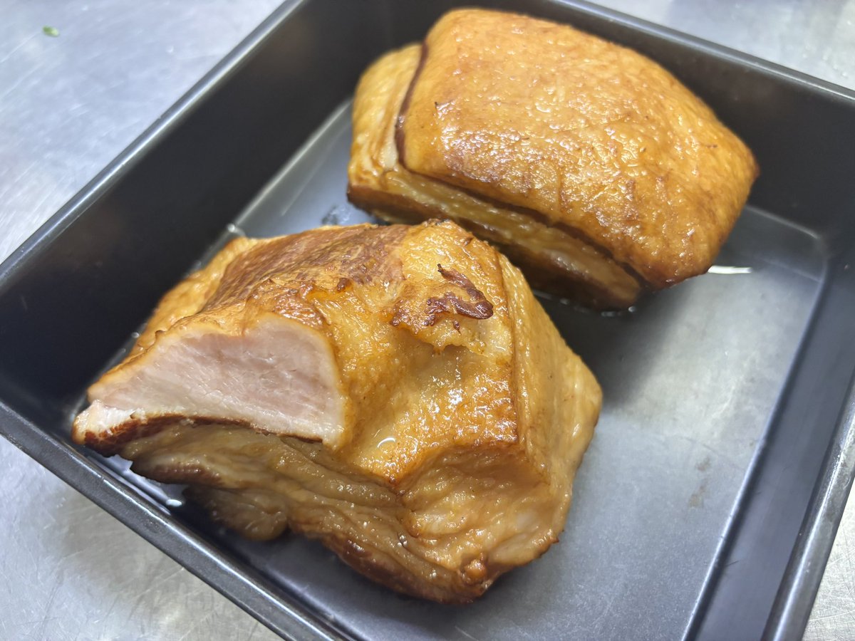 DOLCE_Katsutomi's tweet photo. 今日ははくばの豚の自家製ベーコン仕込んでます！
いつもはピザと一緒に出してますけど、このままおつまみにしても旨い！肉の旨みが甘さになってるんですね。
もっとベーコンの美味しさ引き立つメニュー考えたいな〜
⁡
 #DOLCEかつ富 https://t.co/IqtZLs72Jg