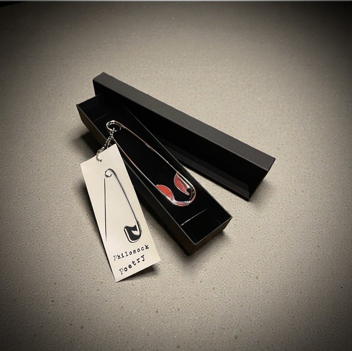 YABUKI4001's tweet photo. Ultra Big Safety Pin
使用例をご紹介いたします。
バッグのチャームにも
チェーンをつけてネックレスにも
耳に穴が空いてる方は着けちまえ!
ブラックメイルネットショップで
ご購入いただけます。
https://t.co/7A6g6aIv1J
#安全ピン
#safetypin
#ロックアクセサリー
#ロックファッション
#革ジャン https://t.co/yKNVlUSfKf
