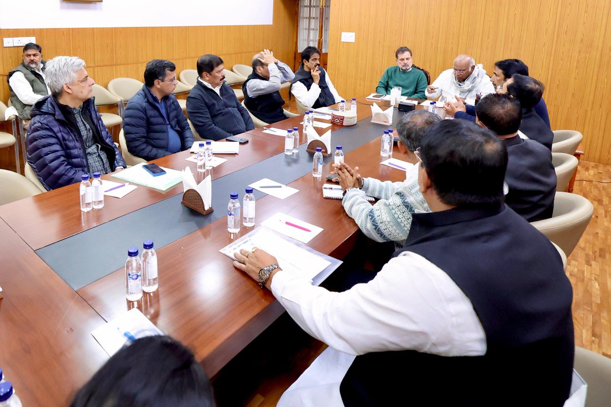 Election : 

தேர்தலில் தனித்து போட்டி - காங்கிரஸ் அறிவிப்பு!

நடைபெறவுள்ள சட்டமன்ற தேர்தல்களில் மே.வங்க மாநிலத்தில் உள்ள 294 சட்டமன்ற தொகுதிகளிலும் தனித்து போட்டியிட இன்று டெல்லியில் நடைபெற்ற உயர்மட்ட ஆலோசனை கூட்டத்தில் காங்கிரஸ் முடிவு செய்யப்பட்டுள்ளது. 

Meeting Photo👇