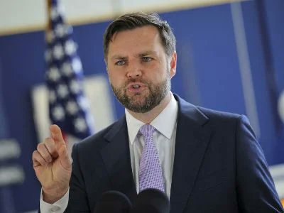 نائب الرئيس الأمريكي جي دي فانس:

وزير الخارجية الإيراني يتواصل بشكل أساسي مع المرشد الأعلى، وهو الشخص الرئيسي الذي نتواصل معه

إيران بلد صعب للغاية في ما يتعلق بالدبلوماسية لأنها الدولة الوحيدة في العالم التي يرفض قائدها المرشد الأعلى لإيران اية الله خامنئي التحدث إلى الولايات