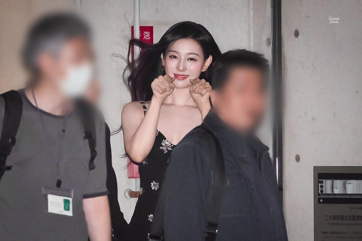 붐업된김에 이 날에 대해 좀 더 얘기해보자면 
(타래로)
사실 이 때 지원언니랑 팬들 사이 거리가 엄청나게 멀었음... 정말 큰소리로 소리지르지 않으면 언니한테 닿지 못할만큼 멀었는데 그런 상황에서도 언니가 6-7분 가량 내내 몸을 쭉 빼고 이쪽보면서 끝까지 팬들 목소리 다 들어주려했고 언니는