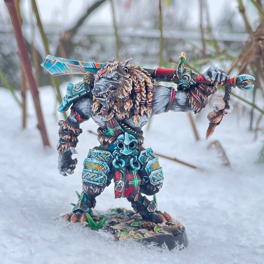 Wolfen Serdak, Hero of the Alliance, fears no winter.His thick fur protects him from any cold, and the snow is a blank canvas on which he will paint a new legend with the blood of his enemies.

#LegendsOfSignum #paintedminiatures #wolfen #wulfen #beastman #werwolf #dndbarbarian