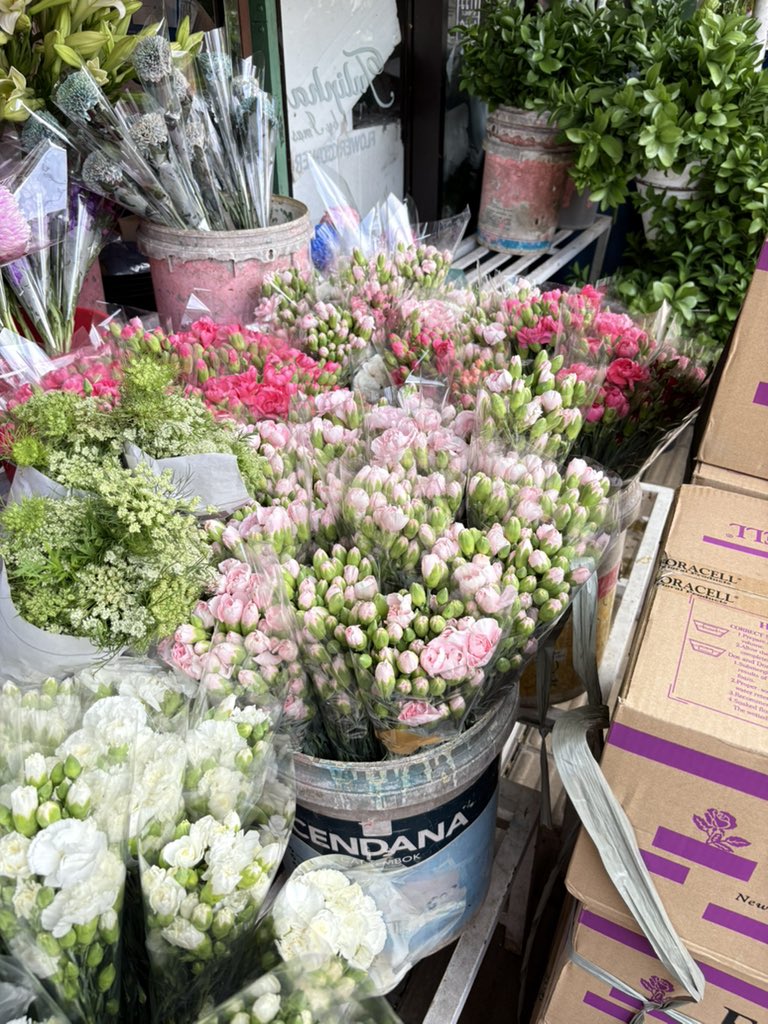 ditimpunk's tweet image. jajan bunga bungaan lagi~